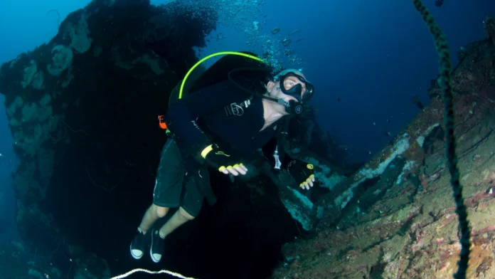 Instructor Trainer Mark Slingo underwater