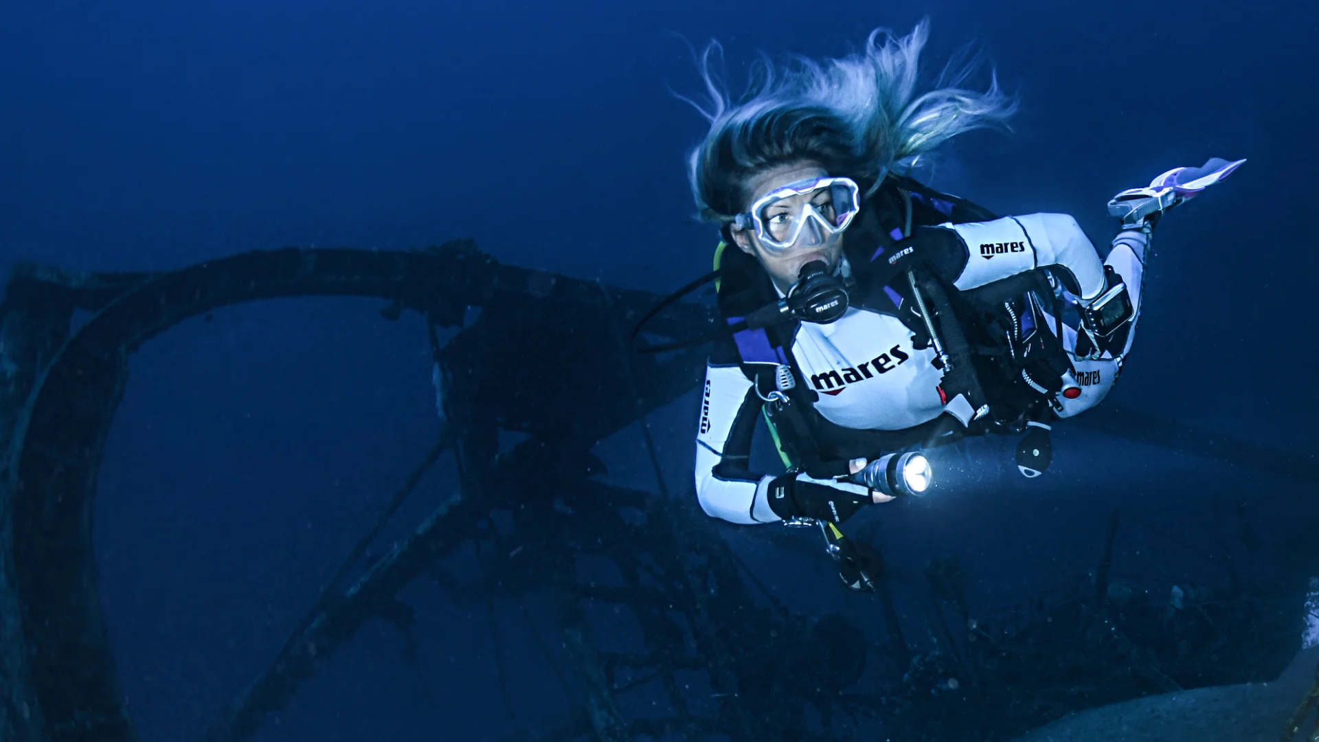 Beginner learning to scuba dive on holiday with Ocean Tribe in Diani Beach